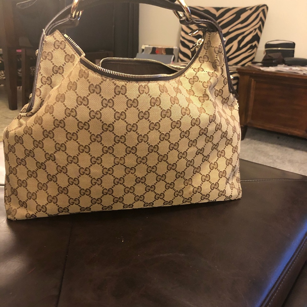 Selling Gucci hobo bag, authentic